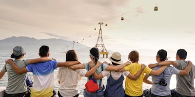 乐盈VI铁粉聚集地社区内球迷互动讨论的热闹场景